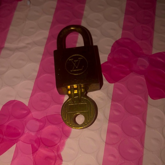 Louis Vuitton Accessories - LV #218 lock &key